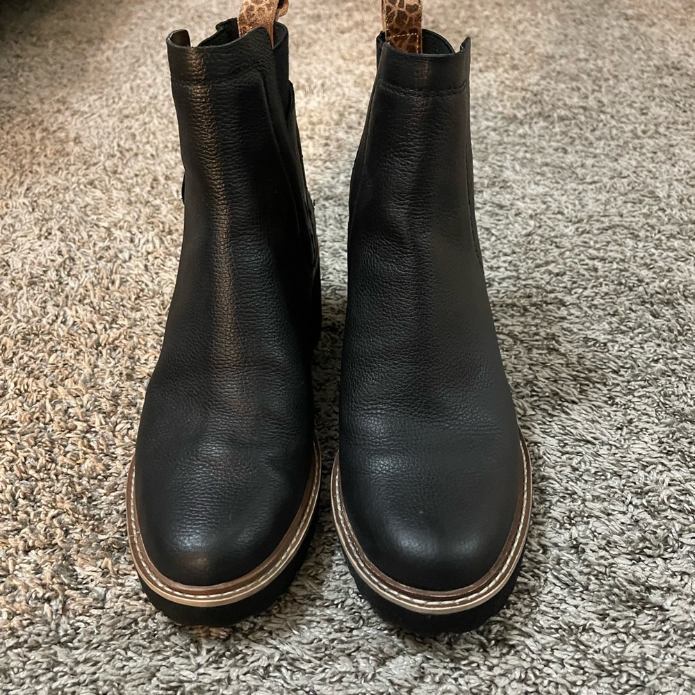 Dolce Vita Black Ankle Boots with Tan Accents - Picture 4 of 4